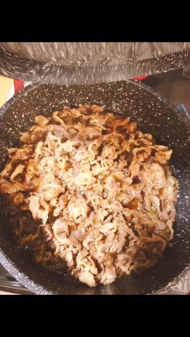 のインスタグラム：「ケガ療養中の友人宅に出張料理に行くことになり(もちろんマスクして)、保存食用に久しぶりに宮沢りえちゃんレシピ牛丼を作成。  肉のハナマサで牛肉1kg買うの楽しい。 そしてこの作り方が一番美味しい。 シンプルって大切。  #シンプル」