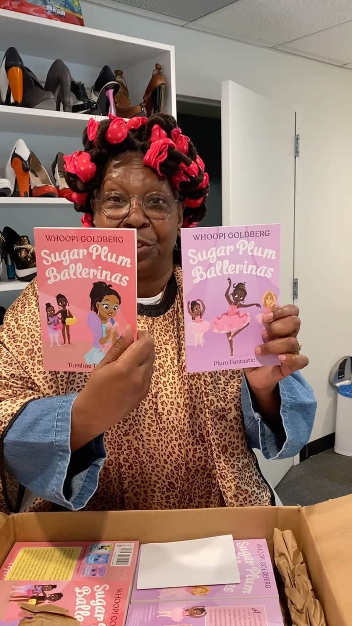 のインスタグラム：「My rereleased my Sugar Plum Ballerinas books have arrived. Very exciting!  Thank you @littlebrownyoungreaders   #sugarplumballerinas #booklovers」