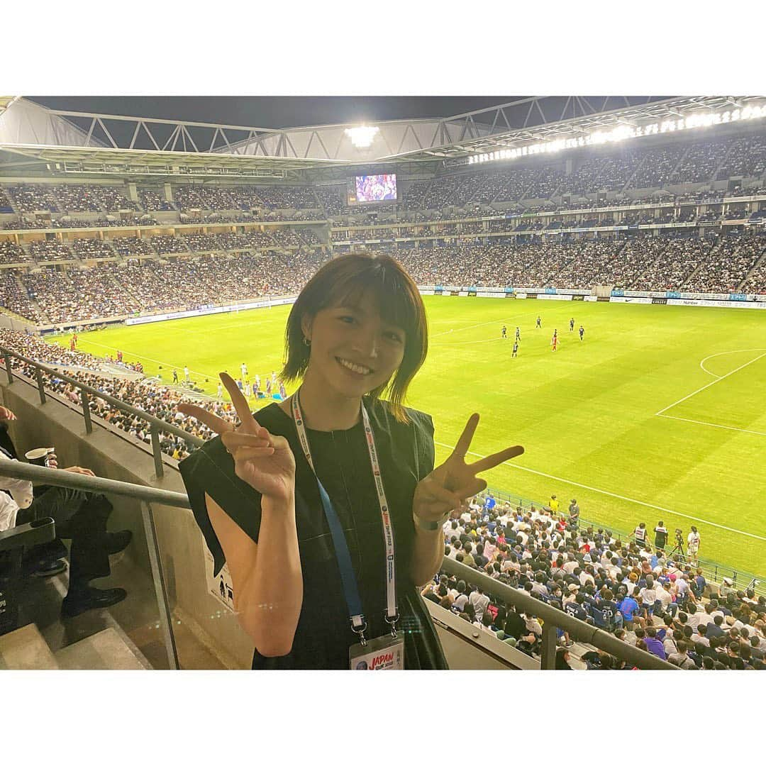 清水麻椰のインスタグラム：「Paris Saint-Germain Japan Tour 2022 🇫🇷 vs ガンバ大阪 観戦してきました！  いやぁ〜〜〜！！！！！ 本っ当に胸が熱くなった！！最高だった！！  生PSG！生メッシ！生ネイマール！！！ 憧れの選手がすぐそこにいるという奇跡！！！  会場の熱気もものすごかった〜〜！！！ プレーのたびにどよめき、 ゴールしたときには割れるような歓声！！！！ ガンバが得点したときは特にスタジアムが揺れてました！！  久しぶりに我を忘れて熱狂しちゃいました😭👏🔥🔥  世界トップレベルのプレーを間近で見られて本当に幸せ…。感無量です🥹🙏💖  今日はこの興奮が冷めないうちに眠りにつこう…おやすみなさい…🤤💤  #psgjapantour2022  #パリサンジェルマン #ガンバ大阪」