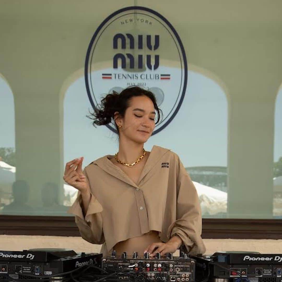 のインスタグラム：「Thank you @miumiu for having me again❤️‍🔥 I hope everyone enjoyed playing tennis to my tunes 🥰🎾」