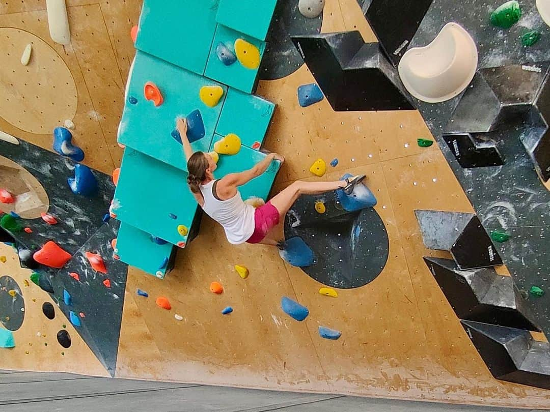 モニカ・レッツィーのインスタグラム：「Smiling while climbing 😃 So happy about every little bouldering session I am able to. Happy about every little move 😍  Well, I’m still far away from my normal climbing level. Recovery took a long time and now, our little boy is growing and already moving and we have to look after him every little second. Im happy to follow him how he discovers the world 🌍 but it is also hard work to follow him on every little step🏃‍♀️and keep an eye on him 👀 (yes, many people told us about this, but as always, you only know what it really means when you experience it yourself 🤣)  Thank you to my husband @dominik.ret and all friends who take our baby boy for a few moments so I can move on the wall 🤗  #wearemarmot  #andplay  #noplacetoofar  #scarpaclimb  @marmot_mountain_europe  @scarpa_de」