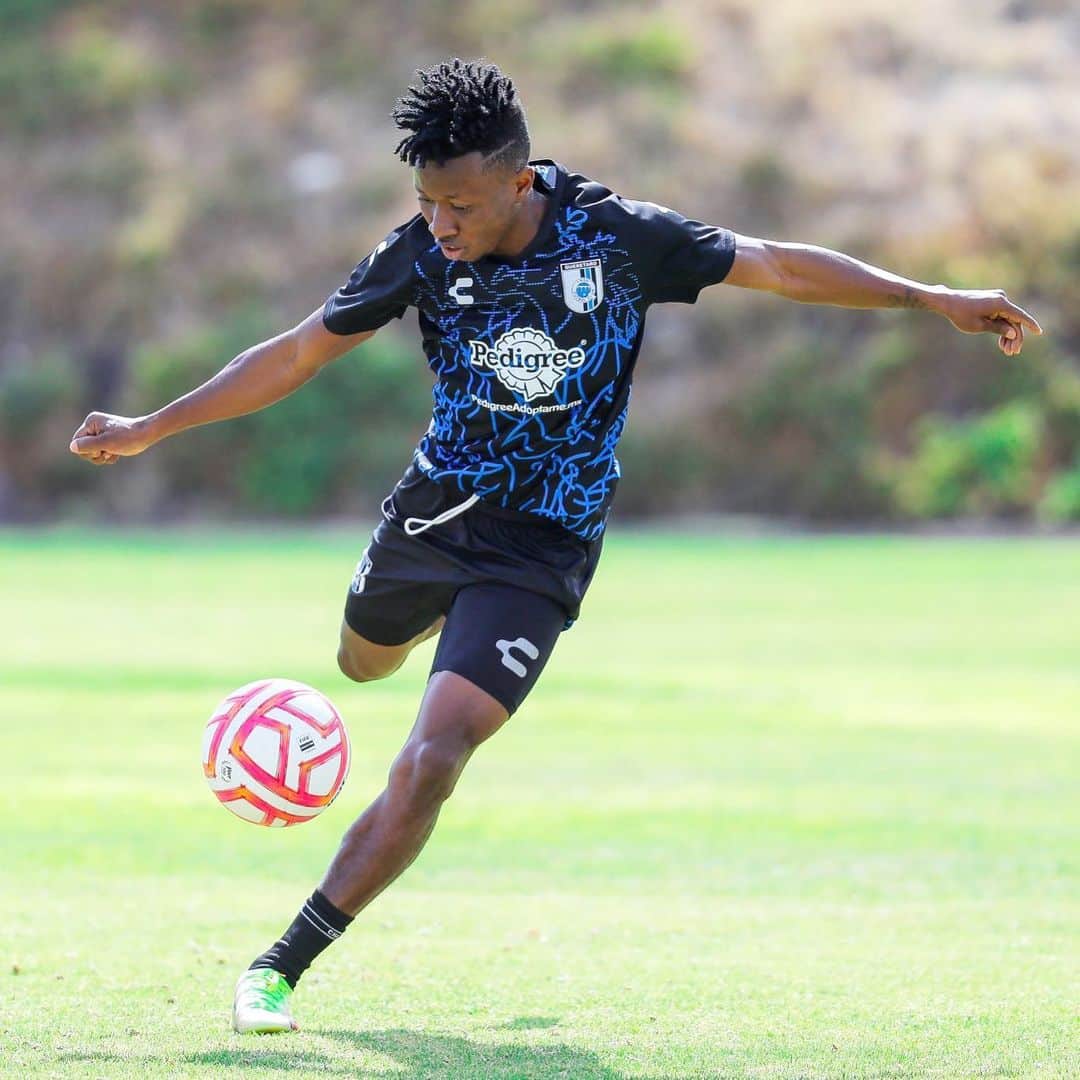 クリフォード・アボアガイのインスタグラム：「Feed your FOCUS !! ⚽️ Starve your destructions 💪🏾🙌🏾」