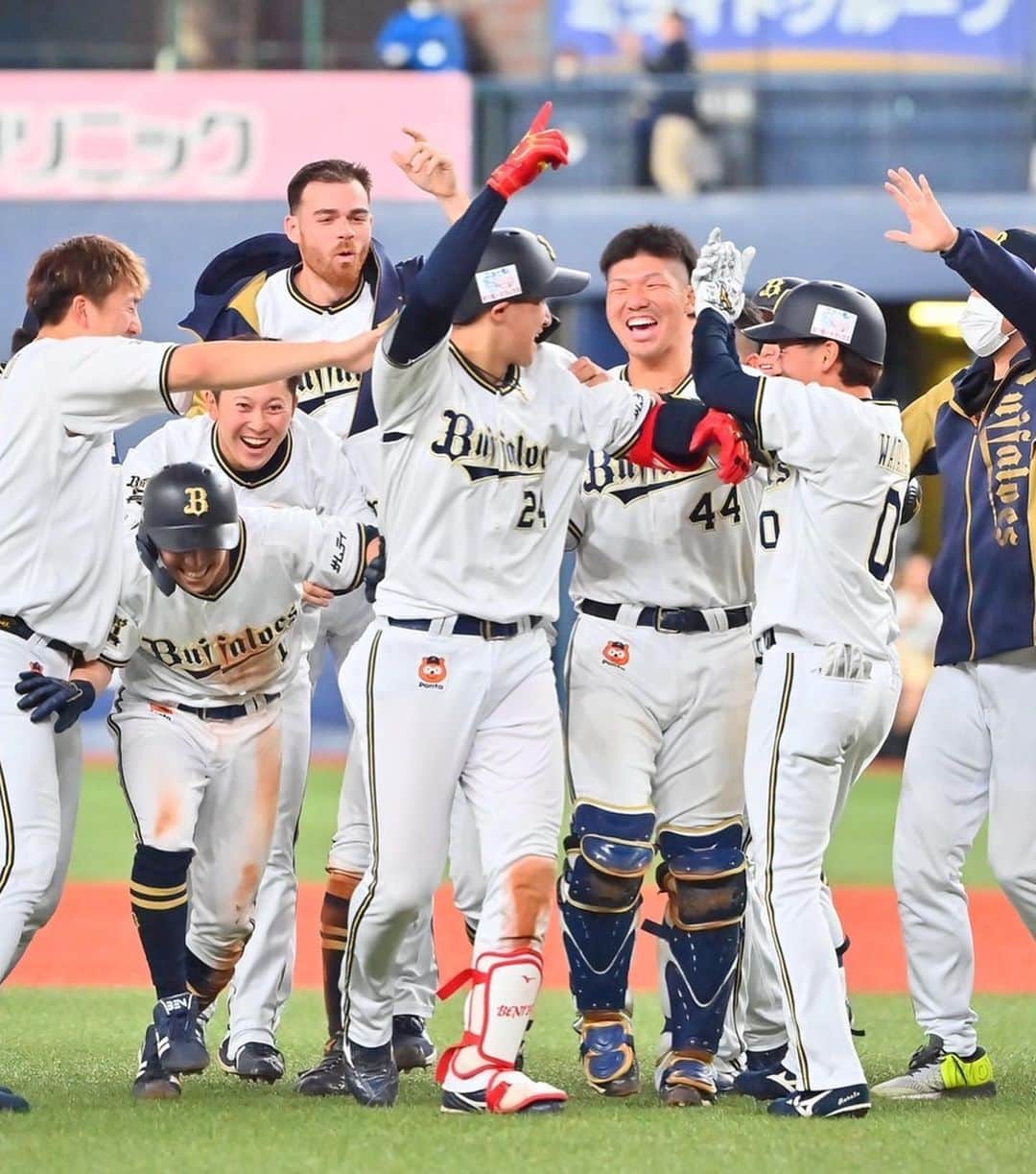 紅林弘太郎のインスタグラム：「前半戦終了しました！ 優勝目指して後半も全員で頑張ります！ #オリックスバファローズ #れつごーとんとん」