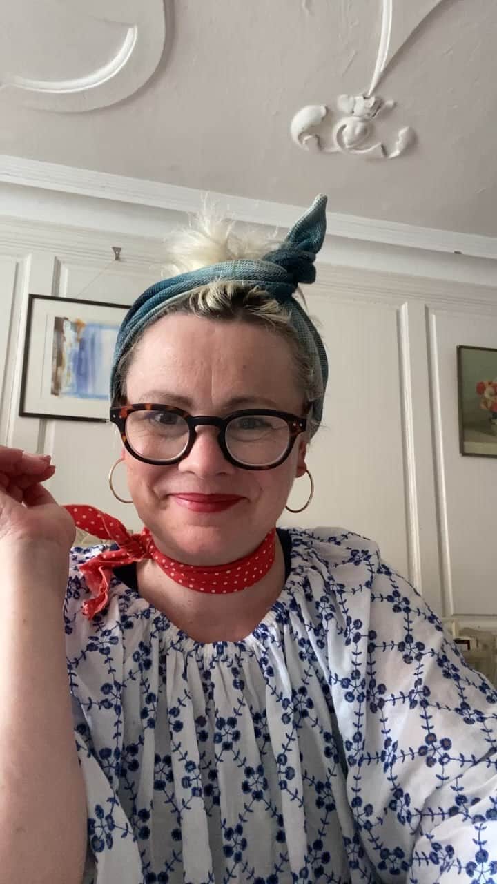 Tea and sittingのインスタグラム：「🔎 A Monday Live Catch up…with chat about Patreon, bollards, cryptic crosswords, hand made buttons and Dombey and Son as well as some @consciouscreativity card readings at the end 🌀 🦋P.S blue tweed hair band made by the amazing @_martinlove , Bollardology book by @square.mile.stroller given to me by the ever generous @lou_captures and Patreon and newsletter sign up links in my bio ) 📝」