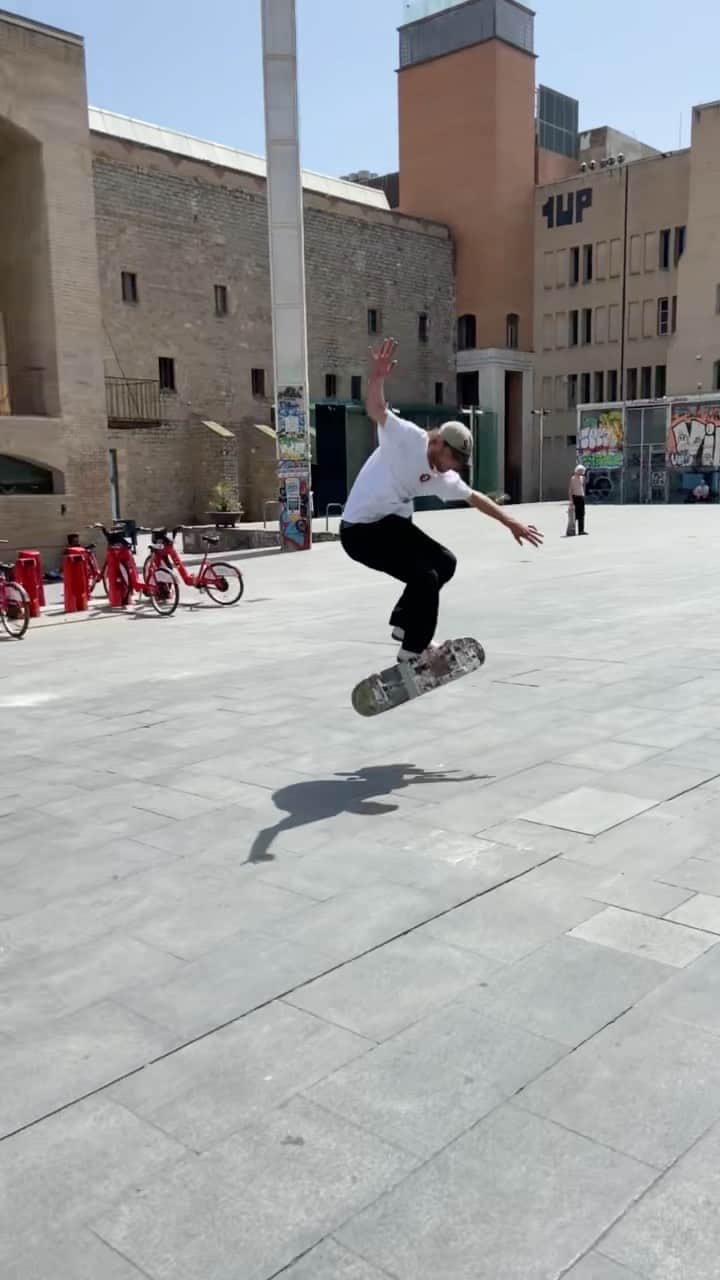 エフティーシーのインスタグラム：「🇺🇸 @chrisathans at Macba 🇪🇸 📲 @deeepfried #ftc #forthecity #ftcsanfrancisco #ftcjp #ftctokyo #ftcnagoya #ftcosaka」