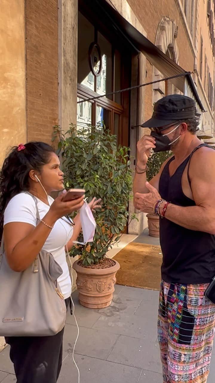 のインスタグラム：「Salí a caminar por Roma. Con el ánimo destrozado por la cancelación de anoche. Me encontré a esta ecuatoriana y no se me ocurrió nada más que cantarle alguna canción. A mi equipo de trabajo mi agradecimiento por los esfuerzos para hacer posible lo imposible. Mis disculpas para la gente y mi promesa para volver.」