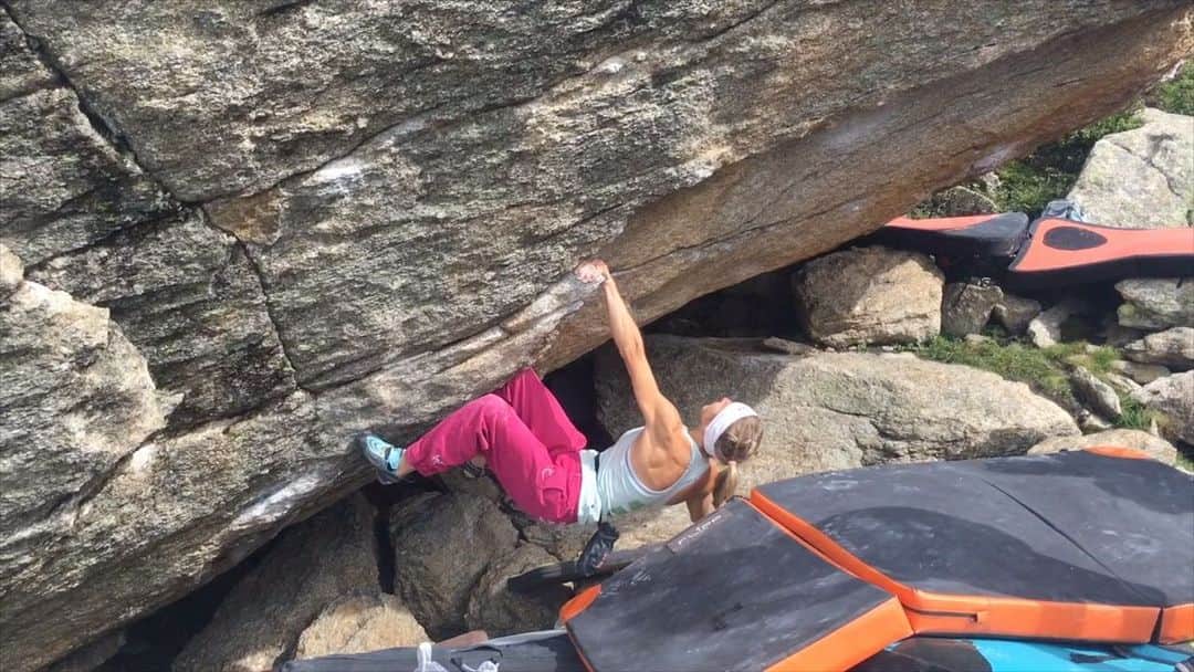 アンジェラ・アイターのインスタグラム：「Bouldering season in Silvretta has started. And some of you may work on boulders up there.  If you wanna know my beta of „British Airways, 8a“, that I climbed some years ago, here is a video of the hardest moves. • #verleihtflügel #jedentagtirol @team_edelrid @lasportivagram」