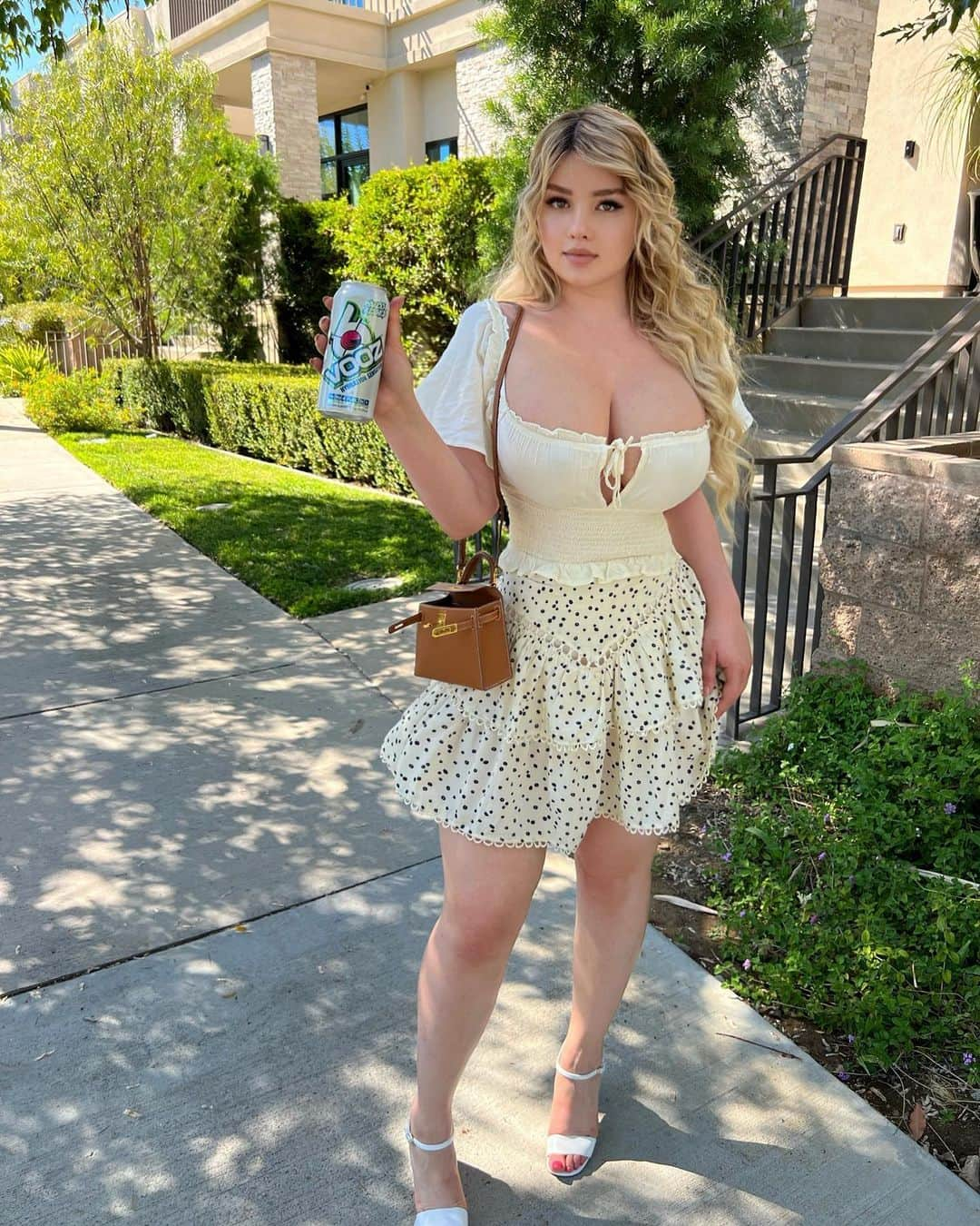 Anastasiya Kvitkoさんのインスタグラム写真 - (Anastasiya KvitkoInstagram)「What is your favorite flavor? @VoozHydrate #VoozHydrate 🤍」7月26日 2時58分 - anastasiya_kvitko