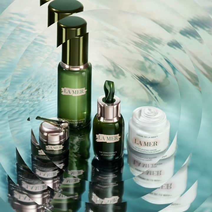 ドゥラメールのインスタグラム：「Improved barrier strength isn’t the only thing that’s essential to efficacious skincare. In addition to our barrier-boosting serum salve The Concentrate, we recommend experiencing all that La Mer has to offer in the form of our personalized Essentials regimen. Select your eye treatment, serum and moisturizer for the full range of La Mer’s renewing power.」