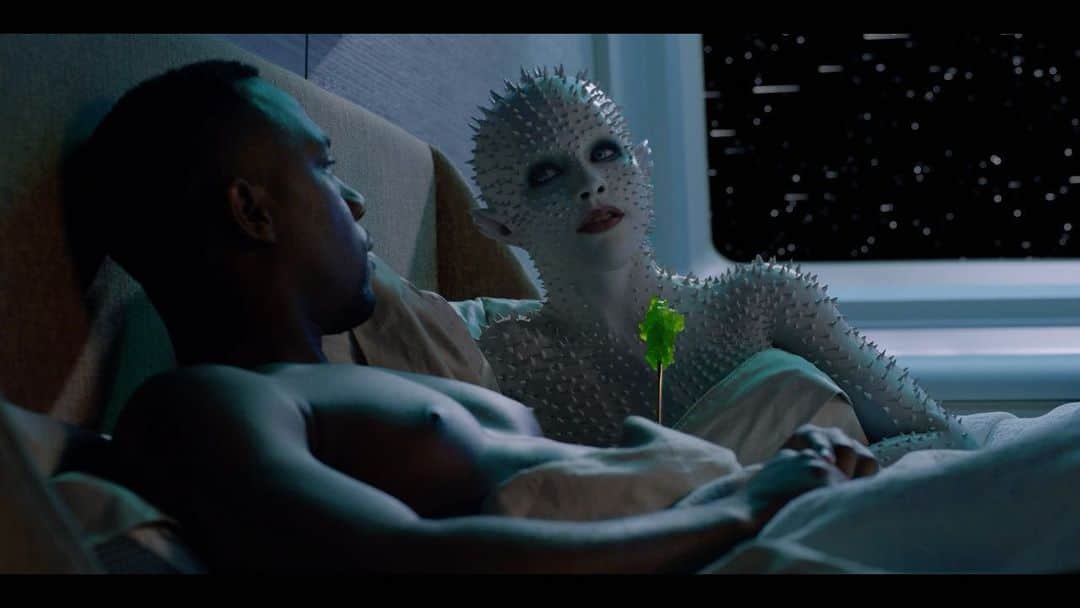 アレクシス・ナップのインスタグラム：「Do you think he was wrong to do what he did? ✨  #ExistentialExtraterrestrialPillowTalk #TheOrville #GiveUsSeason4 🤍 #MoreIrillia 🤍👽✨🤍 @hulu #1111」