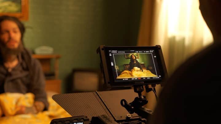 トラビ・マッコイのインスタグラム：「Take a look behind the scenes of my new video for FULL MONARCH!」
