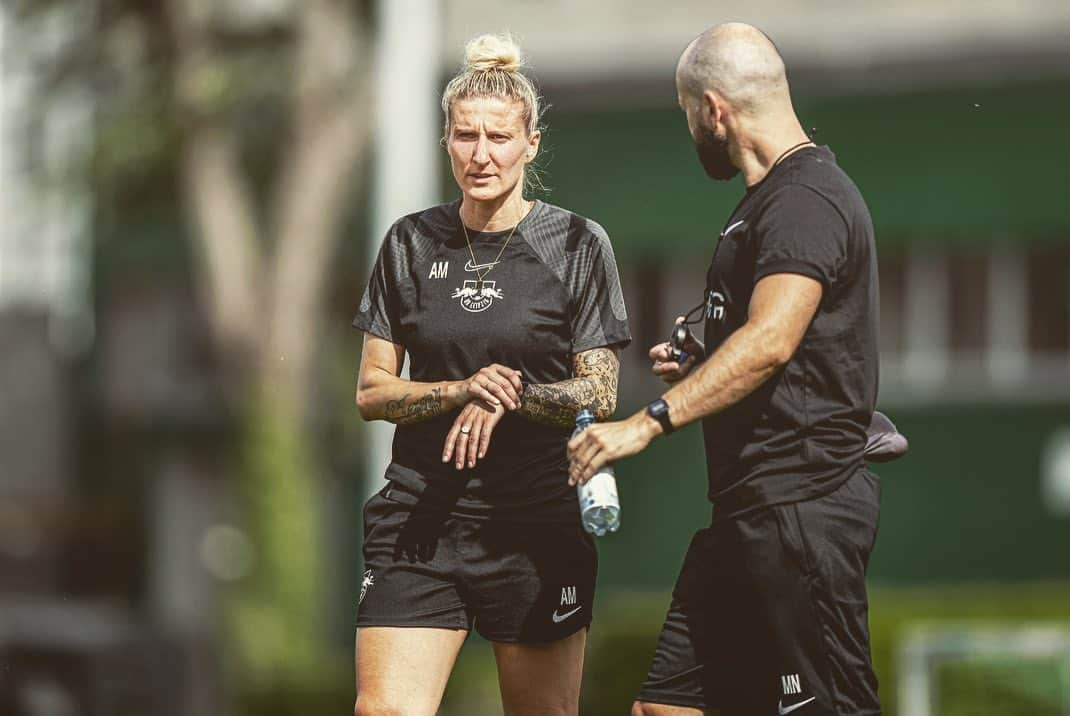 アーニャ・ミッタークさんのインスタグラム写真 - (アーニャ・ミッタークInstagram)「new season, new jersey, (new hairstyle-Marius), new “comeback” in training, same focus, same love ⚽️ motivation level 💯 🔴⚪️ @rbleipzig   📷@sport.vonste.in」7月26日 5時24分 - anjamittag