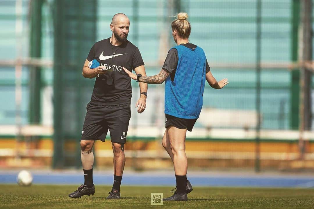 アーニャ・ミッタークのインスタグラム：「new season, new jersey, (new hairstyle-Marius), new “comeback” in training, same focus, same love ⚽️ motivation level 💯 🔴⚪️ @rbleipzig   📷@sport.vonste.in」