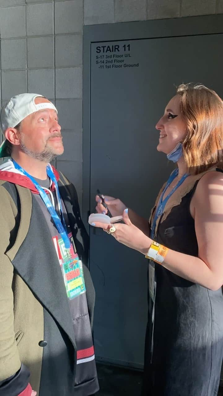 ケヴィン・スミスのインスタグラム：「Right before I went onto the Hall H stage at @comic_con on Saturday night for the @clerksmovie panel, @harleyquinnsmith tried to use some of her makeup to polish a turd. When she was done, I went out there and showed the first 5 minutes of #clerks3! It played phenomenally! Hearing that many people cheering for @jaymewes, @briancohalloran and #jeffanderson when they hit the screen while the masterful music of local Jersey band @mychemicalromance boomed through the sound system was an unforgettable experience! If you missed it, I’ll be in New Jersey at @jayandsilentbobstash a week from tomorrow with @jaymewes for our birthday show that we’re calling 100 Years of @jayandsilentbob! We’ll be doing #jayandsilentbobgetold at @theatlanticmoviehouse that night, with a big screen behind us - so maybe we’ll watch that same opening 5 mins #sdcc2022 saw! Get tickets at the link in my bio!」