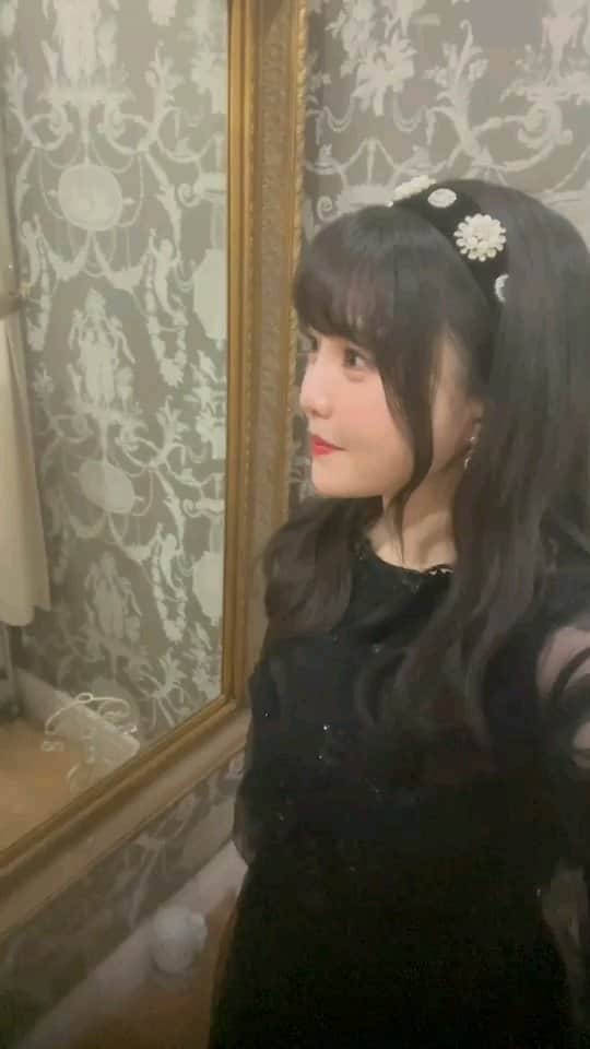 麻倉もものインスタグラム：「黒が好きです〜と言ってくれた方が多かったので✨わーい 自撮りで撮るの難しいよ〜😵  明日発売だよ🎻  #Apiacere #麻倉もも #もちょ10 #5周年」