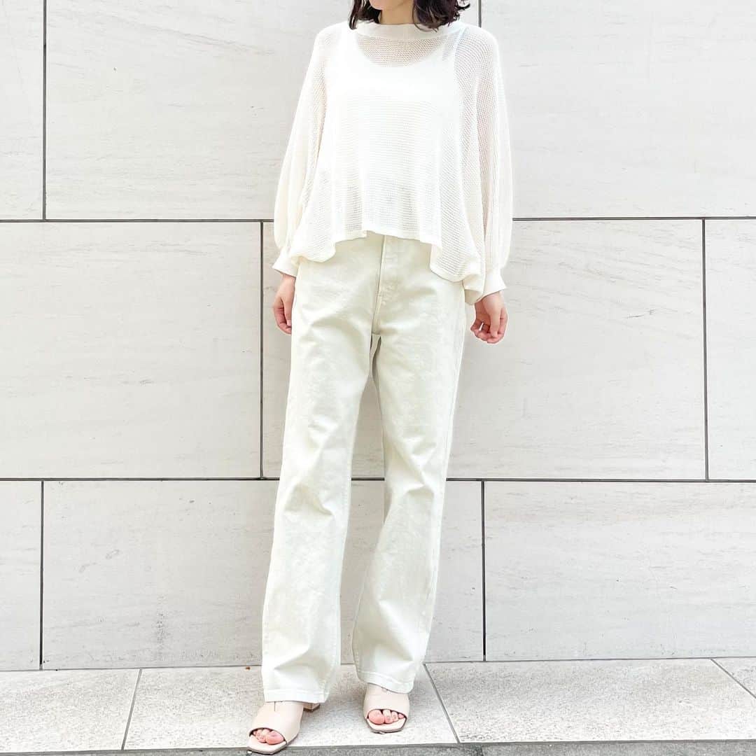 Moname Official Instagramのインスタグラム：「. 1年中楽しめるホワイトコーデだからこそ 夏は透け感のあるデザインで爽やかに🌿 . Straight Denim No.41121319 col.CLY ¥18,700 . #moname #22ss #デニム #コーデ#モナーム #instagramfashion #denim #moname_code #jeans #デニム#ストレッチデニム」