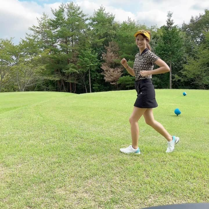 ひちゃんのインスタグラム：「走るひちゃん🏃💨⛳️  #ゴルフ女子  #ゴルフ好き  #ゴルフコーデ」