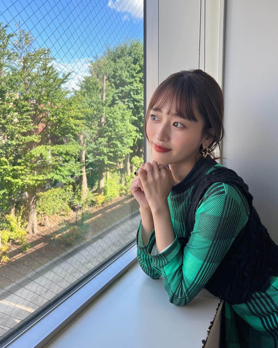 近藤千尋のインスタグラム：「オンエア情報です📺💕 明日7/27 (水)19:00〜 ワールド極限ミステリー🕵️‍♀️🌍 出演しております🤍 世界のUFO👽や、 オカルティックなドキドキの 映像が沢山ありました！❤️ お楽しみにぃ🫣  緑の衣装でした✨  ウェア @rumche_official  アクセサリー @fauvirame  シューズ @charleskeith_jp」