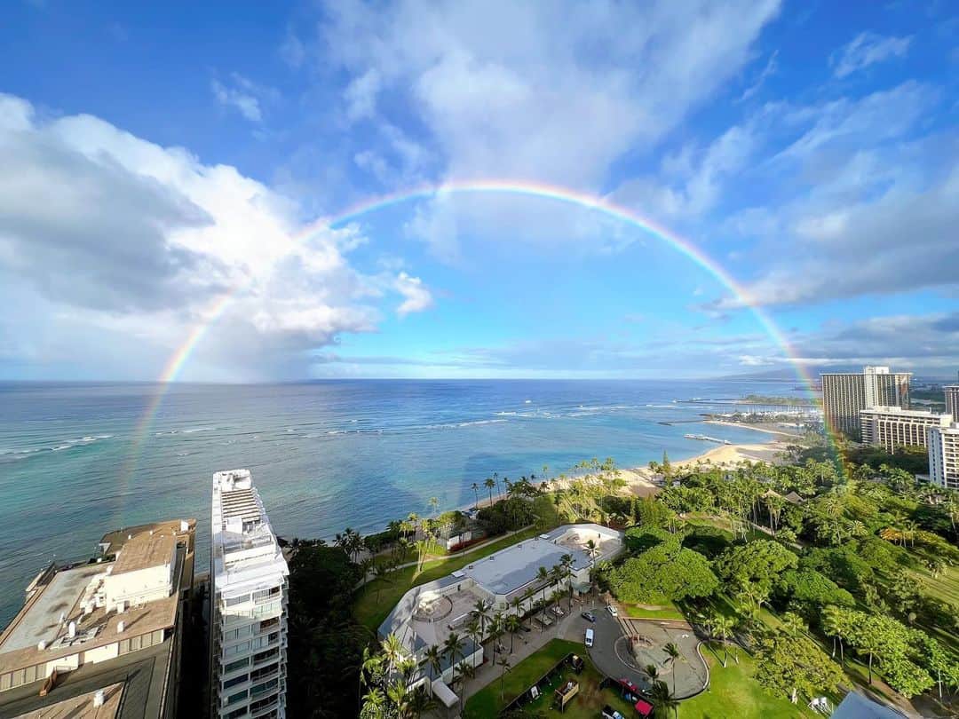 のインスタグラム：「今朝の虹🌈✨✨ 📸 @teruakifukuoji   気づいたらニキビも肌荒れも全部治ってた。 どこか美容に行ったわけでもなく海に浸かってただけで全身が不思議なほどツルツル（あ、髪はパサパサですw） サーフィンでまつエクがほとんど無くなっても気にならない。  家族によるとハワイの私は別人らしい笑 東京にはみんながいて、大好きだけど、知らないうちにストレス溜まってるんだなぁ… こっちにいる方が子供たちと過ごす時間も多くて大変だけど、夫と喧嘩になることもない。不思議。 東京の家より広いから家事も大変なはずなんだけどそれさえも楽しく感じる。  生きてる感じ。  今この環境で過ごせることに感謝。🙏  #ハワイ #これが私のアナザースカイ だな。」
