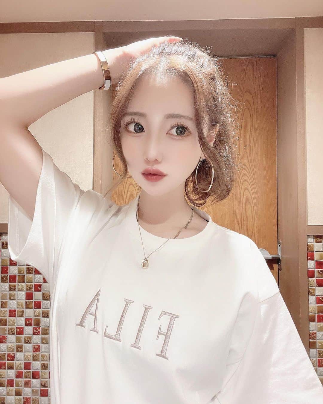 のインスタグラム：「飲みに行った帰りによく行くの🍣  #さかえすし  みんなも行ってみてね🎶  この日の服 👚 @grl_official  #GRL#グレイル#PR」