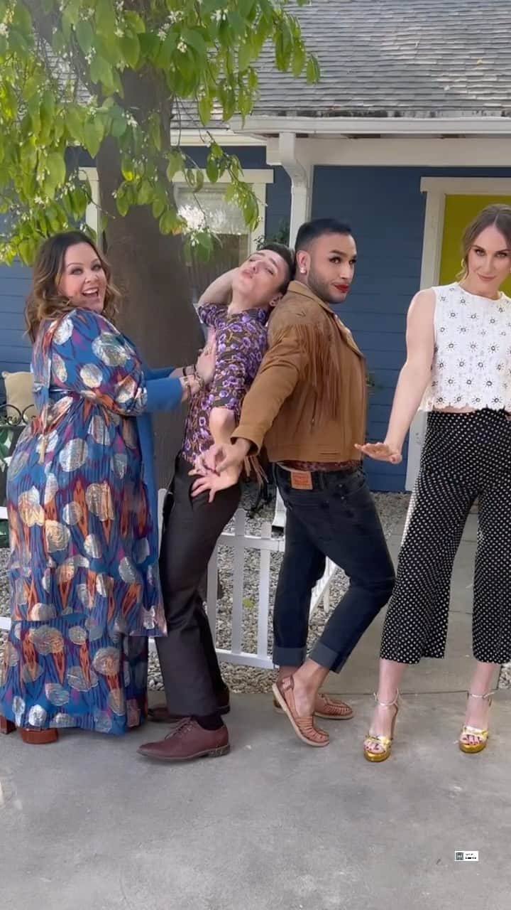 メリッサ・マッカーシーのインスタグラム：「The season finale of #TheGreatGiveback airs tonight with these amazing fellas!!! Check it out on @hgtv @discoveryplus @jenna_perusich 🎉」