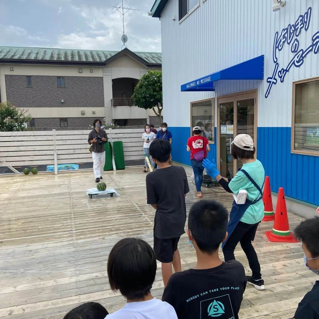 岸本拓也さんのインスタグラム写真 - (岸本拓也Instagram)「7月17日。 千葉県富里市のベーカリー"はじまりのメッセージ"にて。 富里名産のスイカの振る舞いとスイカ割り大会に参加させていただきました(^^)  地元の少年少女の皆さんにとっても忘れられない夏の想い出となったことでしょう🍉  自分も童心に帰れました。 野原くん、 素晴らしい機会をありがとうございます！  #パン屋で街を元気にします #はじまりのメッセージ」7月26日 10時20分 - bakery_producer