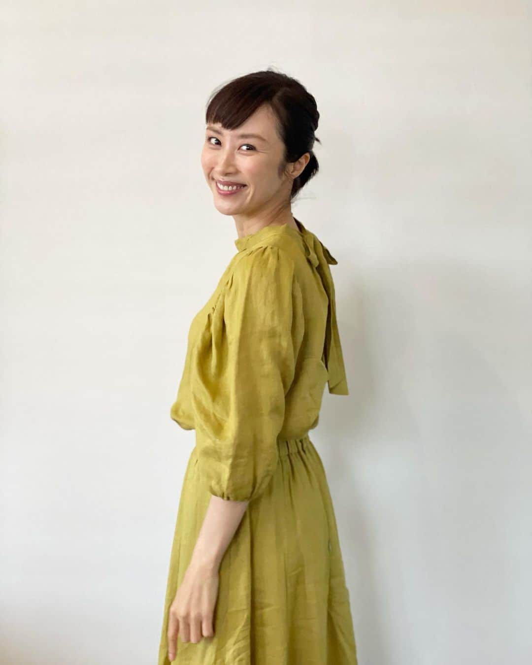 山口もえのインスタグラム：「・  まとめ髪にしてもらったよ♡ 日陰歩いてるのに 日傘さしてるとこ撮られた☺️笑  #仕事 #まとめ髪 #日焼け #ぜーったい日焼けしたくないのに #知らぬ間に焼けてるんだよね #なんでなん？！ #🌞」
