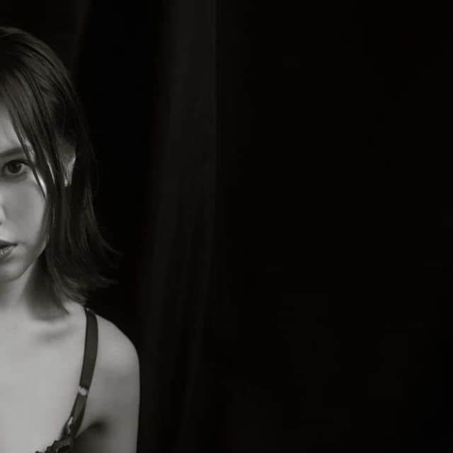山内もえのインスタグラム：「·⁡ ⁡⁡·⁡⁡⁡⁡ Beauty is power⁡. ⁡· ⁡⁡photo @kenshupix ⁡·⁡ ⁡·⁡ ⁡#photography #monochrome #monochromephotography #portraitphotography #portrait #被写体 #被写体モデル #フリーモデル #lingeriesexy #ランジェリー撮影 #グラビアモデル #グラビア撮影 #sexyphotography #筋トレ女子 #トレーニー女子 #撮影 #camera #photo_jpn #photomodel #japanesegirl #followｍe」