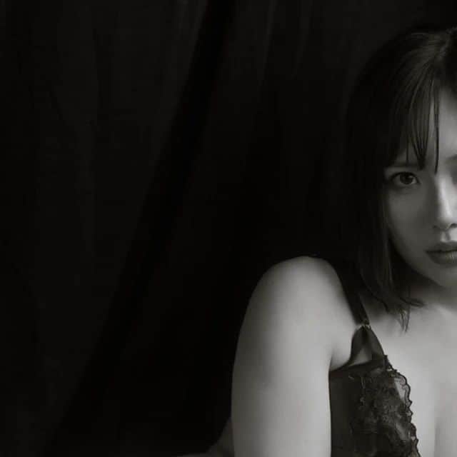 山内もえのインスタグラム：「·⁡ ⁡⁡·⁡⁡⁡⁡ Beauty is power⁡. ⁡· ⁡⁡photo @kenshupix ⁡·⁡ ⁡·⁡ ⁡#photography #monochrome #monochromephotography #portraitphotography #portrait #被写体 #被写体モデル #フリーモデル #lingeriesexy #ランジェリー撮影 #グラビアモデル #グラビア撮影 #sexyphotography #筋トレ女子 #トレーニー女子 #撮影 #camera #photo_jpn #photomodel #japanesegirl #followｍe」
