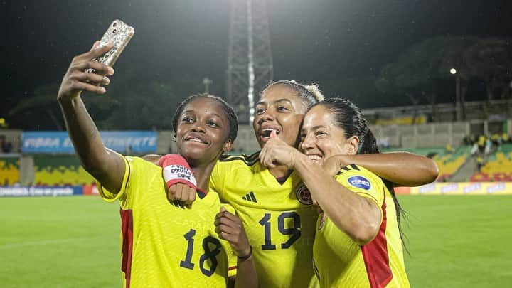 サッカー コロンビア代表チームのインスタグラム：「🎥 🤳  𝑭𝑰𝑵𝑨𝑳𝑰𝑺𝑻𝑨𝑺  @copaamerica   #VamosColombia 🇨🇴」