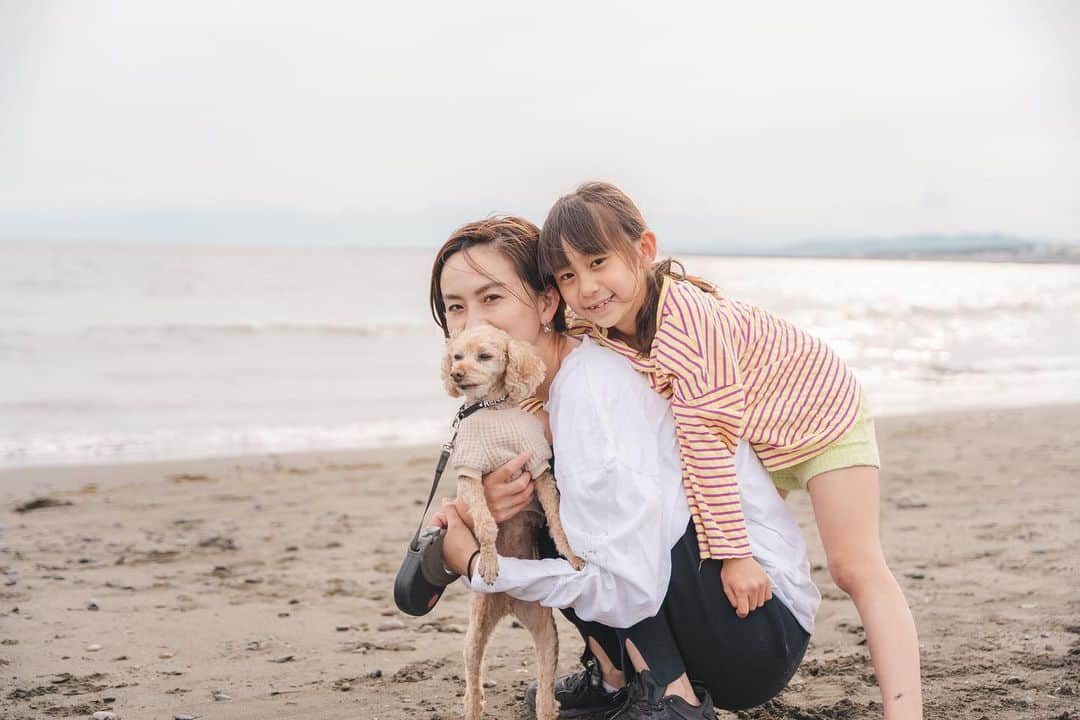 川上璃子（梅崎司の妻）のインスタグラム：「👩🐶👧♡  2022.5 chigasaki」