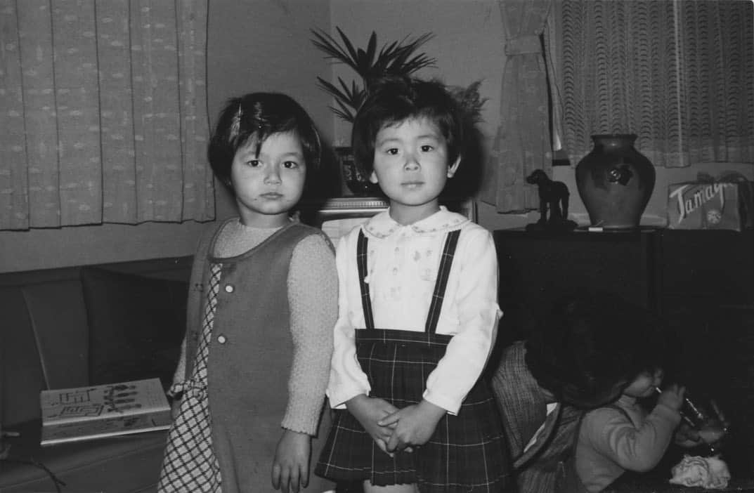 のインスタグラム：「先日、久しぶりに従姉妹と会ったとき、とても懐かしい写真をいただきました。 大好きだったおばちゃまとおばあちゃまと。  #昭和#家族写真」