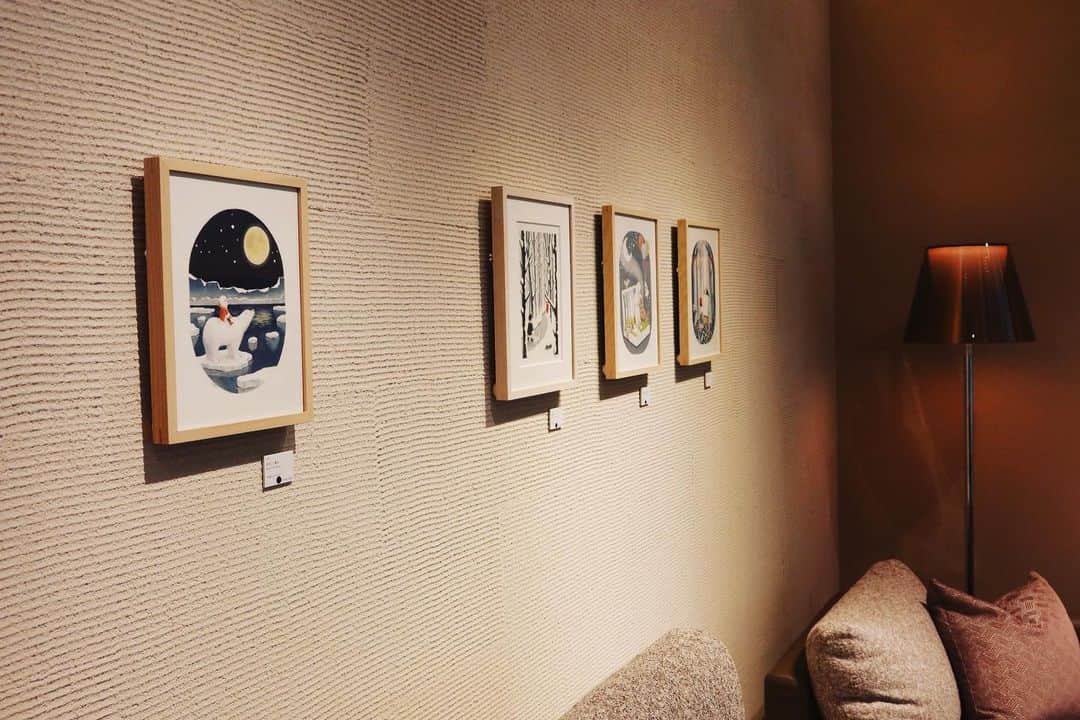 Tomoko Shintaniのインスタグラム：「先週末より連日たくさんご来場いただき、ありがとうございました✨ . お店は水曜日・木曜日は休業日となっております。ご注意ください。 また、当日のご予約に関してはお電話で対応しております。お手数をおかけしますがどうぞよろしくお願いいたします🙇‍♀️ . #カンディハウス横浜 #森のもよう海のかたち #しんたにともこ #みなとみらい #ぬりぬり」