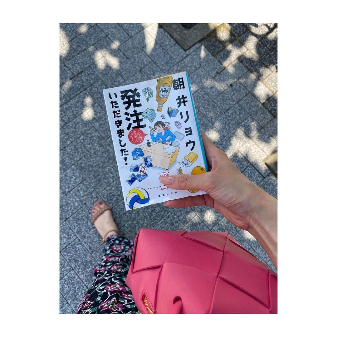 良原安美さんのインスタグラム写真 - (良原安美Instagram)「思わずニヤニヤしてしまうこちら。 ⁡ ⁡ ⁡ ちなみに 朝井リョウさんでいうと、 「風と共にゆとりぬ」は、 ニヤニヤどころではなく、 声を出して笑えます。 ⁡ 文字で笑いたいときにぜひ！！🫡 ⁡ ⁡ ⁡ #読書録 ⁡ #朝井リョウ　さん #発注いただきました！ #ニヤニヤ #大好物の類」7月26日 12時57分 - yoshiharaami