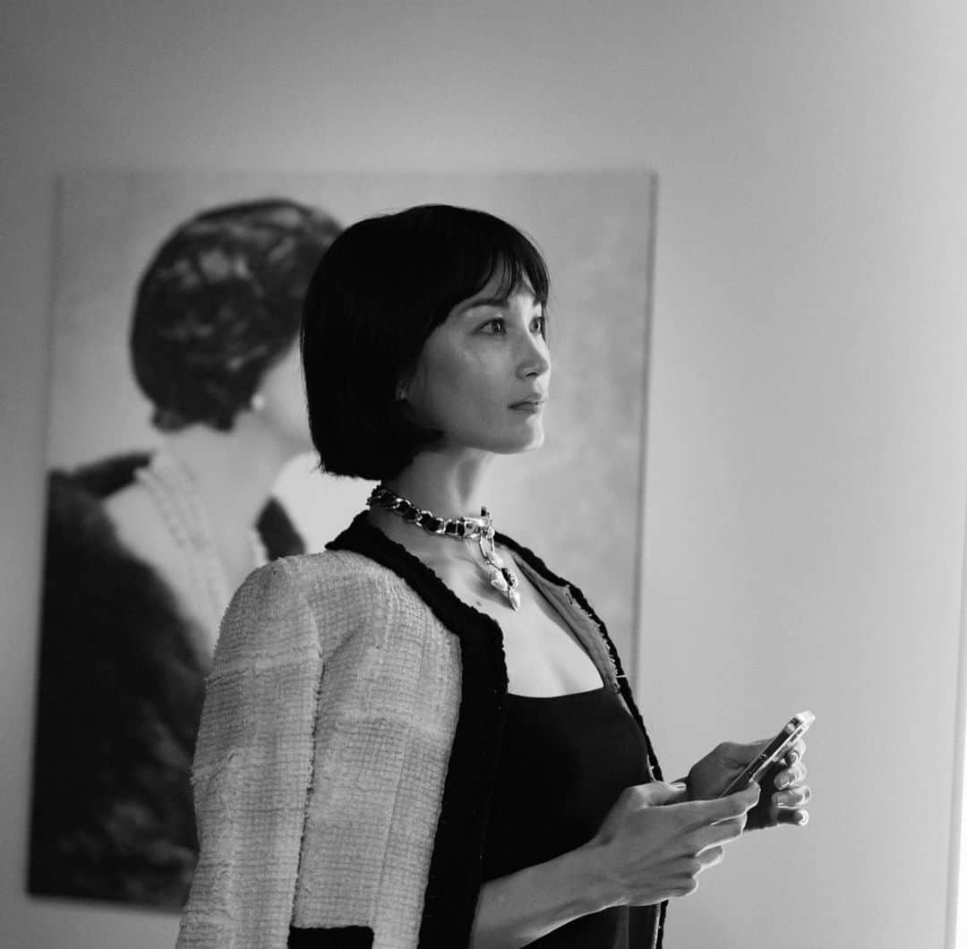 黒田エイミさんのインスタグラム写真 - (黒田エイミInstagram)「ガブリエル・シャネル展 32年ぶりの東京での回顧展にご招待いただきました。  女性が自立して生きやすいように。 女性らしさの概念を変えてくれた ガブリエルの妥協のない強く美しい傑作達を見る事ができます。  ブレない信念と哲学をもったガブリエルシャネル 改めてリスペクトと共に、エネルギーをもらいました。  2020年にパリのガリエラ宮パリ市立モード美術館で開催されたGabrielle Chanel. Manifeste de mode展を日本向けに再構成された国際巡回展。 三菱一号館美術館で9月25日まで開催中です。  #channel #chanelexhibitions」7月26日 13時48分 - eimikuroda_official