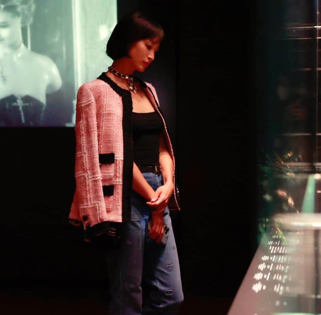 黒田エイミさんのインスタグラム写真 - (黒田エイミInstagram)「ガブリエル・シャネル展 32年ぶりの東京での回顧展にご招待いただきました。  女性が自立して生きやすいように。 女性らしさの概念を変えてくれた ガブリエルの妥協のない強く美しい傑作達を見る事ができます。  ブレない信念と哲学をもったガブリエルシャネル 改めてリスペクトと共に、エネルギーをもらいました。  2020年にパリのガリエラ宮パリ市立モード美術館で開催されたGabrielle Chanel. Manifeste de mode展を日本向けに再構成された国際巡回展。 三菱一号館美術館で9月25日まで開催中です。  #channel #chanelexhibitions」7月26日 13時48分 - eimikuroda_official