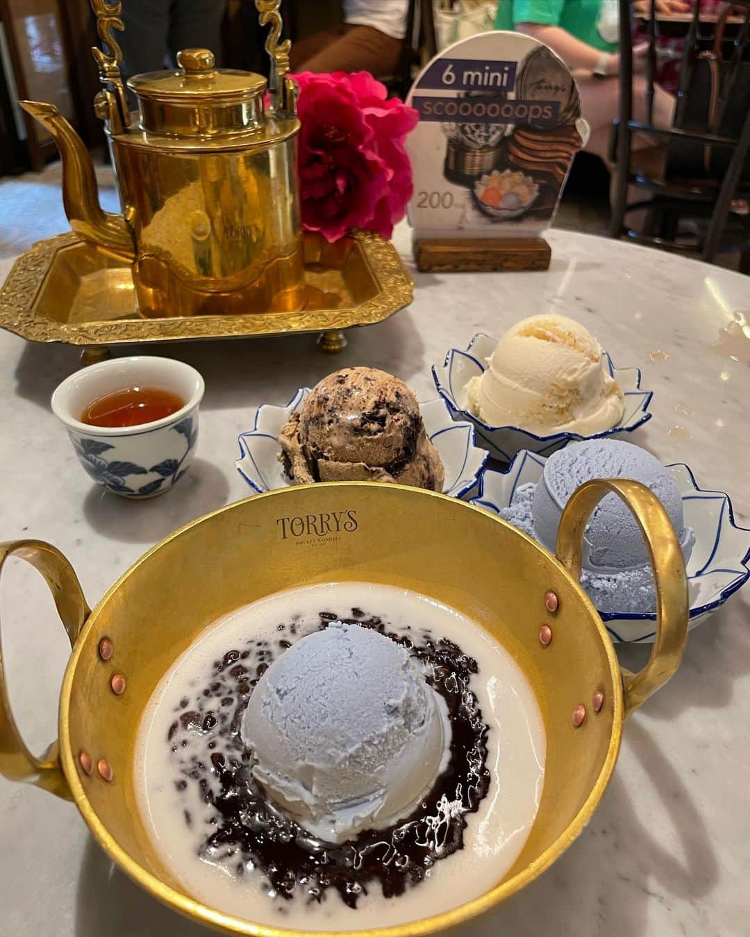 みまるのインスタグラム：「オールドタウンの大人気店🍨 ビコモイがおいしかった💓 ココナッツアイスに もち米とココナッツミルク🥥 アイスもいろんな種類があっておすすめ👏👏  #みまる #mimaru #🇹🇭 #海外移住 #タイ #バンコク #タイ移住 #バンコク生活 #bangkok #thailand #海外生活  #海外旅行  #ナチュラルライフ #干物女 #自由人 #youtuber #バンコク情報  #みまるチャンネル #在タイ日本人 #在タイ #バンコク駐妻 #Phuket #プーケットグルメ #プーケット旅行 #プーケット観光 #プーケットカフェ #プーケットオールドタウン #bicomoi🍨 #ココナッツアイス #torrysicecream」