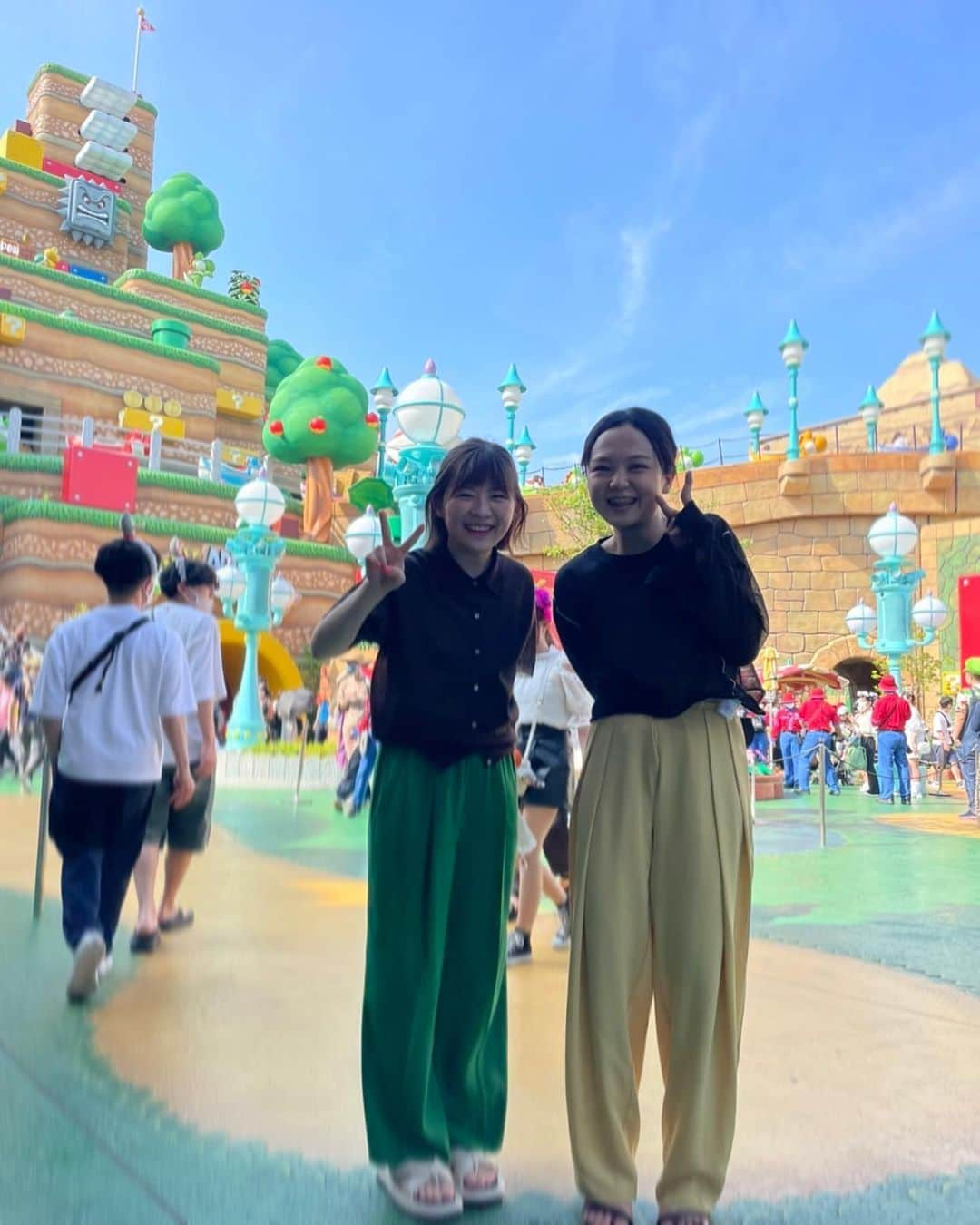 伊藤沙莉のインスタグラム：「明日のヒルナンデス！に 女子旅USJで ももクロあーりん(@ayaka_sasaki_official ) と 蛙亭岩倉さん (@babybabybodybaby ) と VTR出演させて頂いております！  あーりん久々すぎたけど 綺麗なお姉さんになってて 謎に緊張したけど 相変わらず優しくて気がきく気がつく あーりんでした💓👏🥹 タイミング逃して 写真撮れなかったの悔しすぎ🤖  岩倉さんとは お仕事ご一緒するのも 髭メガネ抜きでお会いするのも 初めてですが 面白いし可愛いし 本当大好きです🥰  めちゃくちゃ楽しかったので、 是非チェックしてみてくださいな😈  念願の岩倉ポーズ やらせて頂きました🐸🤌🦻」