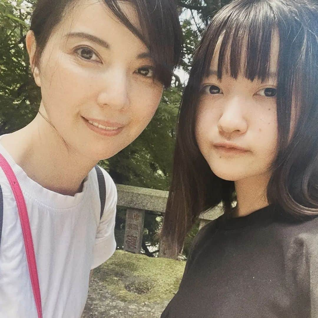 角川慶子のインスタグラム：「エスパー小林さんと行くパワスポ会に家族で参加しました。 ここまでのパワスポは初めてでした。 からだの不調も無くなり、力がみなぎっています。 ここと双璧なのは黒又山くらいしかないかも。 とにかく、感動レベル。 大山豆腐も美味しかったなぁ。」