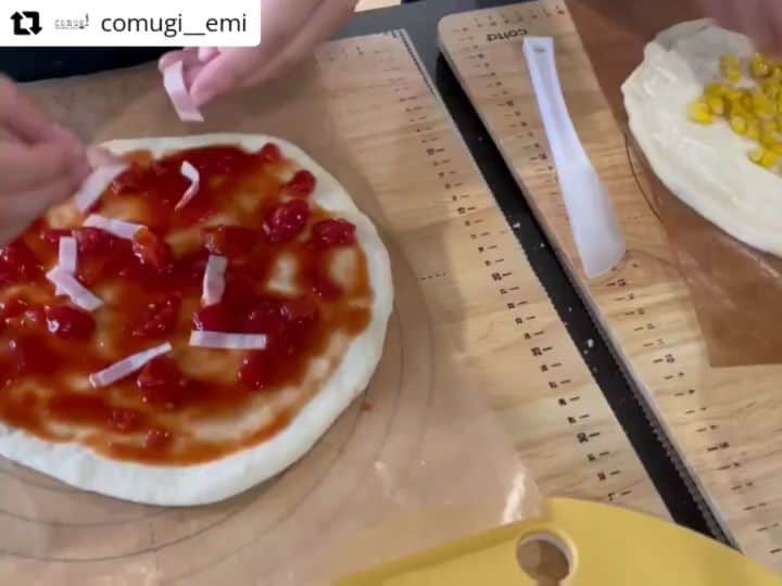 のインスタグラム：「素敵な夏休み企画🔆 #Repost @comugi__emi with @let.repost  • • • • • • ・ ・  今日は、夏休み企画𓆉𓈒𓏸︎︎︎︎  次男が、彼女と一緒にパンを作りたい！って言うので 母さん頑張りましたよ(笑)  シナモンロール オニオンベーコンチーズ Pizza(トマト&コーングラタン) デザート白玉だんご  2時間ちょいで、なんとか焼けたー！ 途中で、オーブンが動かくなり1台でなんとか焼けて良かった♡本当に焦った(泣)  〇〇みんが、喜んでくれて母さん嬉しいよ𓂂𖡼𓎩𓌉 また、一緒に作ろうね♪  ・ ・ ・  #パン#パン作り#手作りパン#パンスタグラム⠀ #パン好きな人と繋がりたい#ピザ#ランチ  #朝ごはん#おうちパン#おうちごはん#おうちカフェ#フーディーテーブル#クスパ公認インスタアンバサダー#クスパ #朝ごはん#パンのある暮らし#パン教室こむぎ#自家製酵母パン教室#パン教室#豊川パン教室#豊橋パン教室 #豊川市#御津町#豊橋市⠀ #bread#homemade#homemadebread#foodpic#instabread」