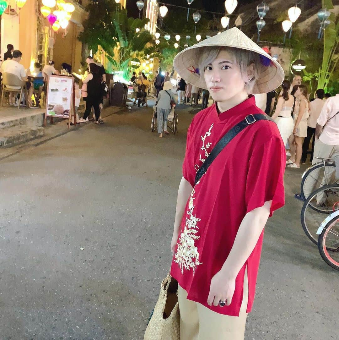 YASTIN のインスタグラム：「アオザイ着ました♪ 似合ってる？  #アオザイ #ホイアン #ベトナム旅行 #hoian #hộian #hoianvietnam #古都」