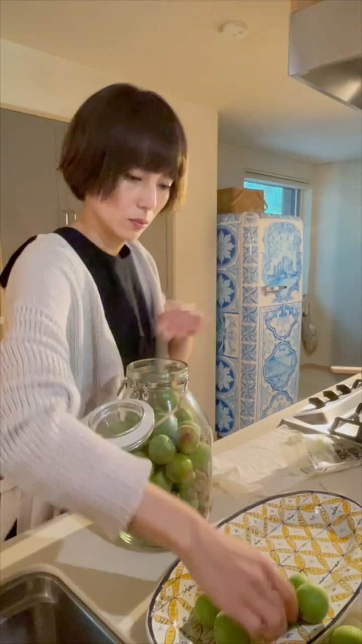 柴咲コウのインスタグラム：「毎年恒例のうめしごと。 少し前ですが、梅酒づくり。  今年は大粒の梅で二種類の梅酒を。  心がととのい、季節を感じられる手仕事は大好き。 最後はHAFURI-MEでしっかり保湿。 はふりうめ♡  詳しい様子はレトロワグラースの連載記事「こう暮らす」で紹介しています🌱  #こう暮らす #うめしごと #hafurime  #ハフリメ  #はふりうめ」