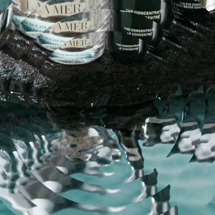 ドゥラメールのインスタグラム：「Let’s have a closer at the Concentrated Miracle Broth™-infused treatments everyone’s talking about.  The Concentrate is our richest serum with the barrier-strengthening power to keep skin stable, soothed and protected from irritants like pollution and microdust. It can even speed up skin’s barrier recovery when used before and after certain dermatologic treatments, like a peel or laser.  The Eye Concentrate is our most adored eye cream that will have fine lines, wrinkles and dark circles fading from view. A proprietary antioxidant blend helps neutralize free radicals to prevent  future damage.  The Neck and Décolleté Concentrate is an entire ritual unto itself in one glossy little jar. The feather-soft brush applicator follows the neckline and collarbones perfectly – it’s a mini-spa moment to make your most alluring area look more lifted look and feel firmer.」