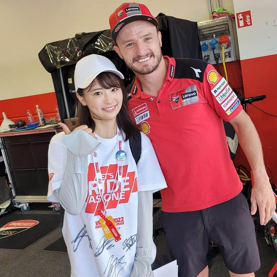 平嶋夏海さんのインスタグラム写真 - (平嶋夏海Instagram)「DucatiのmotoGPライダージャック・ミラー選手 @jackmilleraus と写真撮ることに成功😆❤️ ドゥカティ・ジャパンさんにピットウォークに連れてっていただき、その時にいないかなーいないよねーと一度は通り過ぎたものの、一周したのちラストチャンスともう一度ピットをのぞくとそこにはジャック・ミラー選手が！ Tシャツにサイン書いてもらいました！（真ん中の下です） マジックでサイン書いてもらったTシャツ汗をたくさん吸収したままなんですけど、サインを消さないお手入れ方法教えてください！ 絶対フォロワーの皆さんのが詳しいと思う！ 手洗いなら平気かな？ #WDW2022  #worldducatiweek  # Ducati #ドゥカティ # ドゥカティいいじゃん #バイク女子」7月27日 1時05分 - natsuminsta528