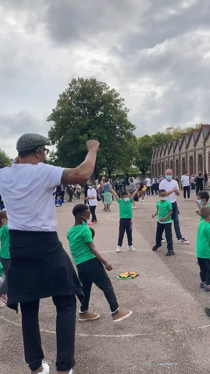 ルコックスポルティフのインスタグラム：「Les Jeux Olympiques de @Paris2024, c’est dans 2 ans ! 🇫🇷​  Lors de la pose de la première pierre de l’extension de notre usine, nous avons également accueilli ce jour le drapeau olympique de Paris 2024 pour fêter et marquer l’arrivée de la compétition en France !  Des enfants de Romilly-Sur-Seine, berceau historique de notre marque et collectivité labellisée « Terre des Jeux 2024 », ont porté fièrement les couleurs et ces symboles pour faire rayonner l’esprit des Jeux de Paris 2024.  Nous sommes prêts, nous sommes fiers et nous avons qu’une seule hâte…venir supporter l’@EquipeFra sur les terrains. 💪  Parce que nous construisons notre histoire, nous construisons nos victoires !  « OUVRONS GRAND LES JEUX »  #HorizonParis2024 #Paris2024 #JeuxOlympiques #LeCoqSportifxParis2024」