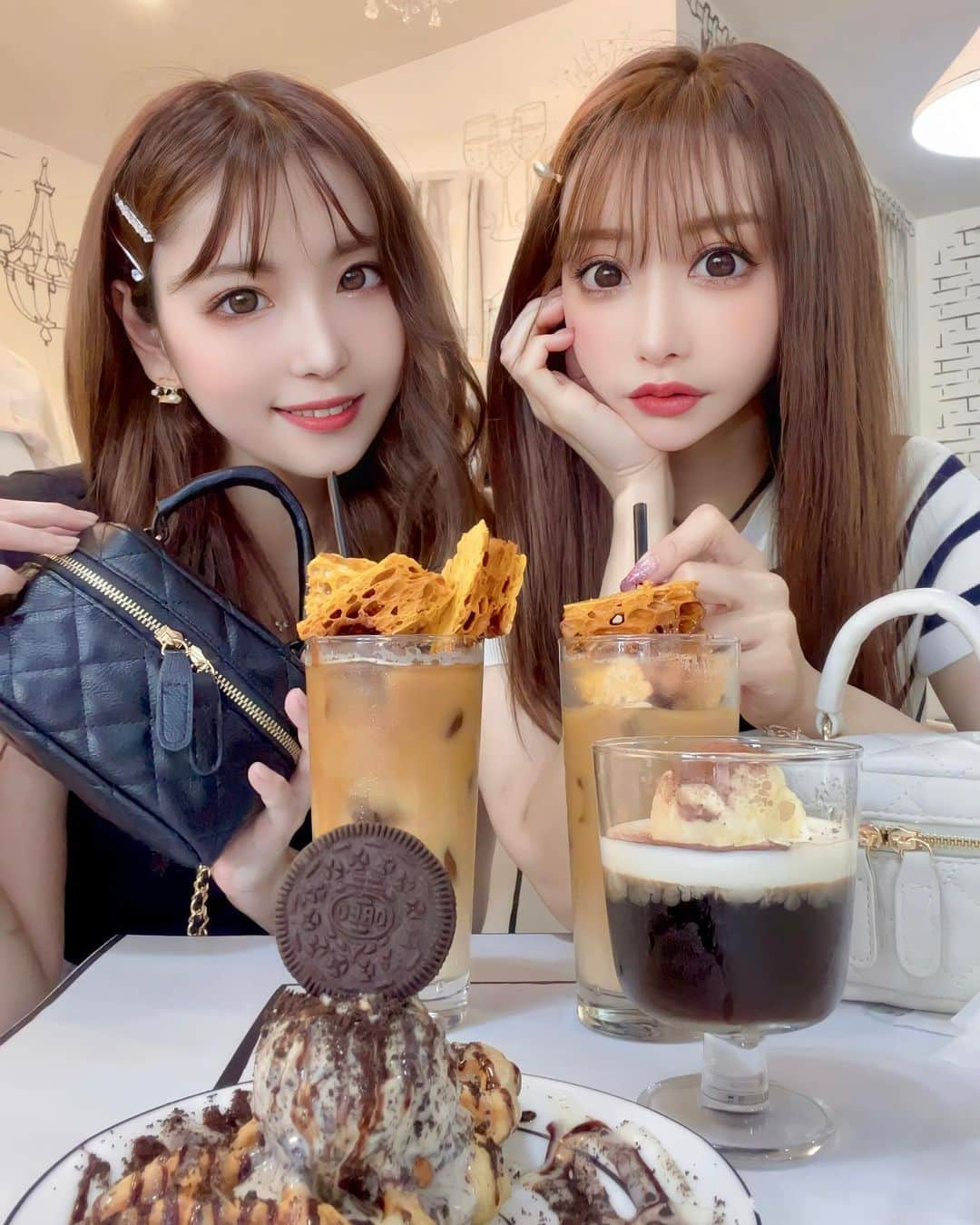 一條りおなのインスタグラム：「. @mofucocone と 鶴橋DATE🇰🇷☕️🧁🤍🖤 .  @roseaura131 のおソロアイテム でリンクコーデ🖤👯‍♀️🤍 . #date #cafe #coreantown  #coreancafe #yonacartoon  #yonacartooncafe  #linkcode」