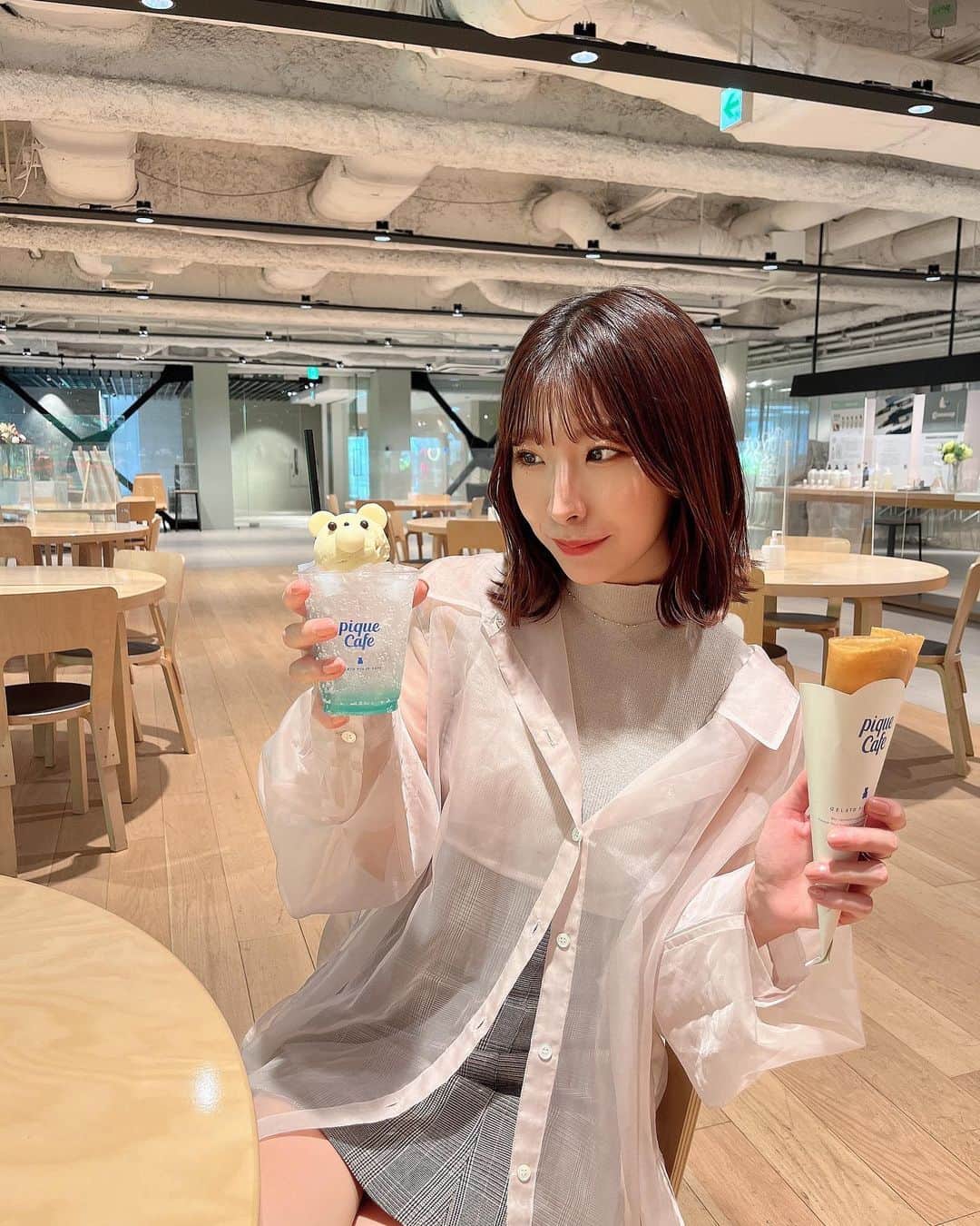 岩佐美咲のインスタグラム：「ジェラートピケカフェのシロクマソーダフロート可愛い〜🧸🥤　　　　　　　 こういうシアーシャツ可愛くて大好きなんだけど、普通に暑い…けど夏に着るのが正しそうだから夏に着るしかねえ…暑い…  　　　　　　　　　　　　　　　　　　　　 　　　　　　　　　　　　　　　　　　　　　 #ジェラートピケカフェ #ジェラートピケ #ジェラピケ #ジェラピケカフェ #カフェ #クレープ #フレイアイディー #スナイデル #シアーシャツ #ボブ #ロブ #ootd #snidel #frayid #gelatopique #cafe #sweets」
