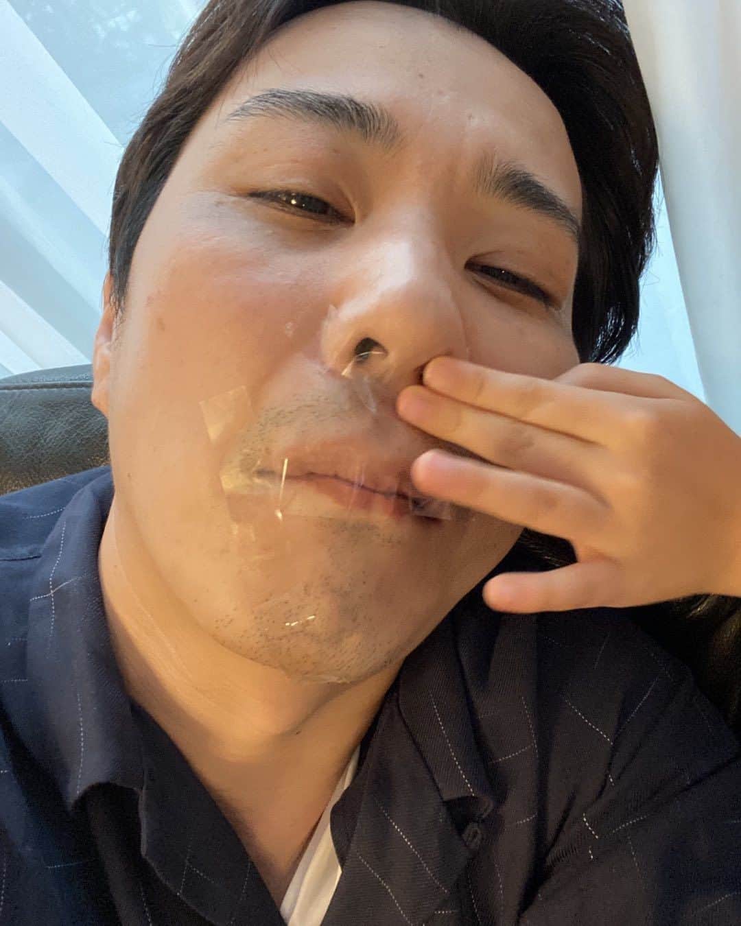 藤原一裕のインスタグラム：「セロテープで呼吸を遮られる休日。」