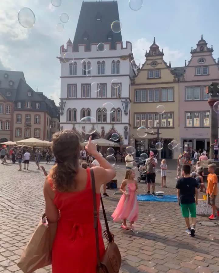 アグネス・ザワツキーのインスタグラム：「Forever & always will be a child at heart 🫧🤪」
