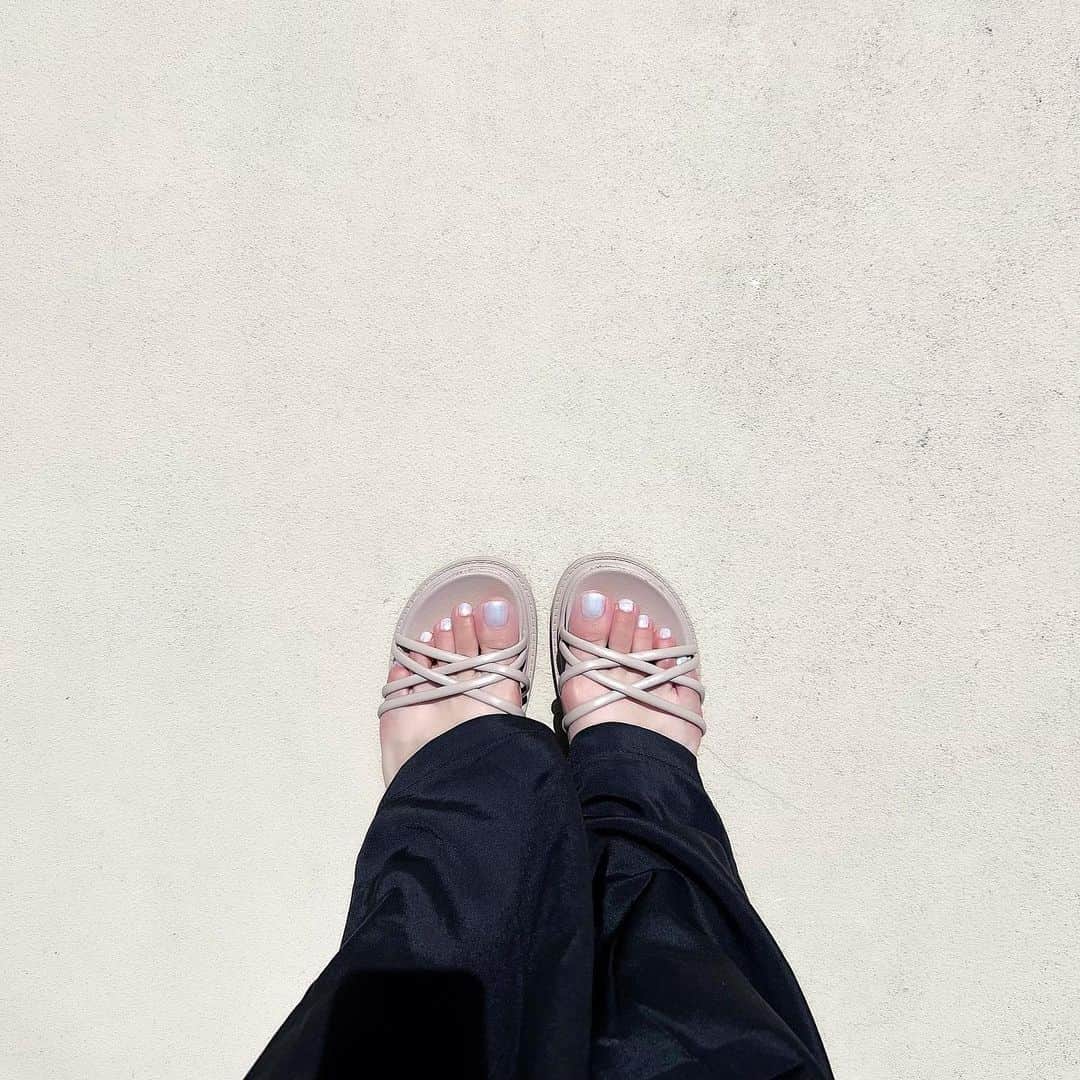 のインスタグラム：「フットネイル〜🤍 夏っぽく貝殻みたいな色のワンカラーでお願いした☺️ pashaさんさすがのセンスなのよ…  . 足の指見せるのまじ恥ずかしいから拡大して見ないで本当に！笑 . . #footnail#フットネイル」